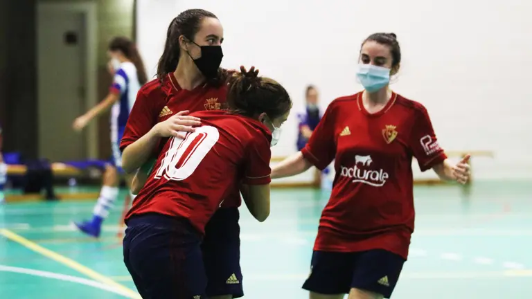 Las jugadoras de Osasuna Orvina celebran un gol en el pabellón Ezkaba. Cedida.