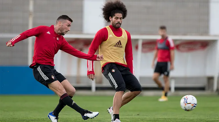 Oier Sanjurjo y Aridane en un entrenamiento en Tajonar. CA Osasuna.