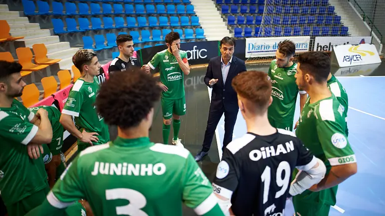 Tiempo muerto de Imanol Arregui en el partido de futbol sala entre Osasuna Xota - Burela Lugo jugado en el pabellón Anaitasuna de Pamplona. MIGUEL OSÉS