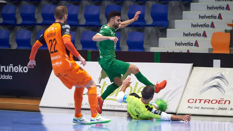 Partido de futbol sala entre Osasuna Xota - Burela Lugo jugado en el pabellón Anaitasuna de Pamplona. MIGUEL OSÉS