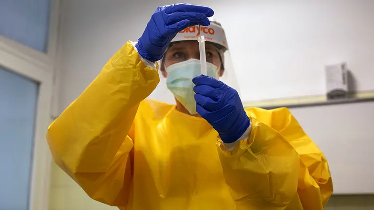 Una sanitaria sostiene uno de los test rápidos de antígenos de detección de coronavirus que durante la jornada de hoy ha utilizado en el Centro de Atención Primaria CAP Manso, en Barcelona, Catalunya (España), a 21 de octubre de 2020.Desde el pasado lunes 19 de octubre, se llevan realizando test de antígenos de COVID-19 en Catalunya, principalmente en los Centros de Atención Primaria (CAP), pero también en hospitales alejados de los núcleos urbanos catalanes.
21 OCTUBRE 2020;COVID10;CORONAVIRUS;CATALUNYA;CAP MANSO;ANTIGENOS;PCR
David Zorrakino / Europa Press
21/10/2020