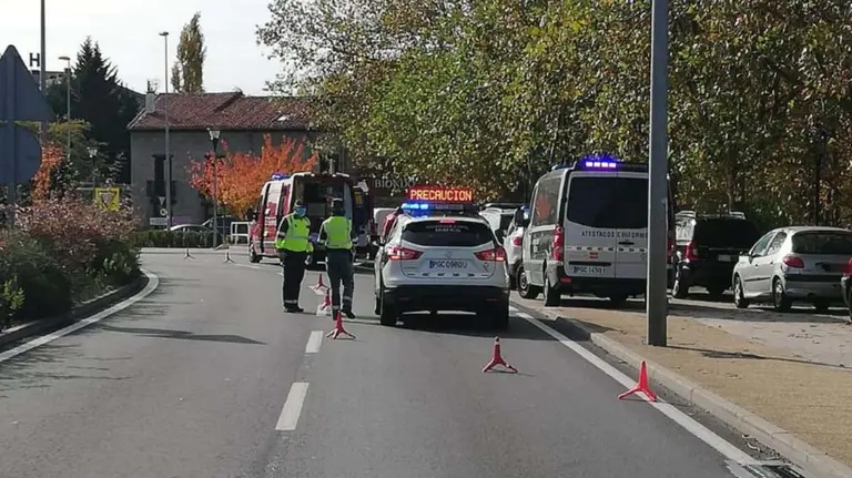Agentes de la Guardia Civil regulan el tráfico tras el accidente de un ciclista en Huarte - GUARDIA CIVIL