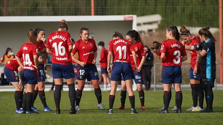 El Osasuna Femenino juega un partido de liga en las instalaciones de Tajonar. MIGUEL OSÉS