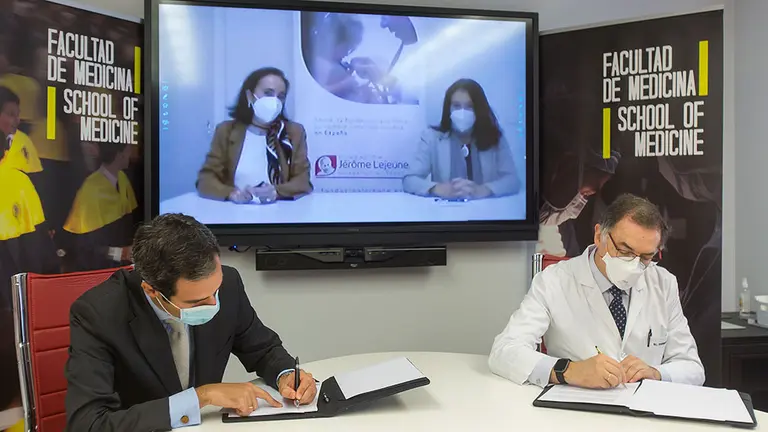 J.M. Gutiérrez de Cabiedes, director de desarrollo de la Facultad de Medicina, Elena Postigo, secretaria académica de la Fundación Jérôme Lejeune, Mónica López Barahona, presidenta de la misma, y Secundino Fernán. UNAV