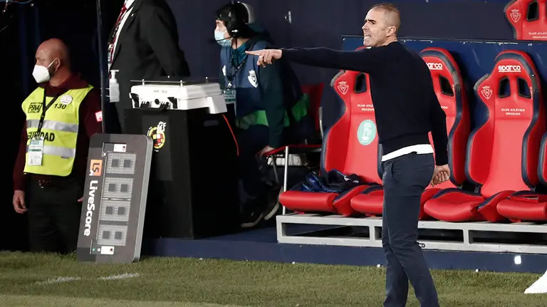 Athletic Bilbao's head coach Gaizka Garitano reacts during a Spanish LaLiga soccer match between Osasuna and Athletic Bilbao at El Sadar stadium in Pamplona, Navarra, Spain, 24 October 2020. EFE/ Jesus Diges
