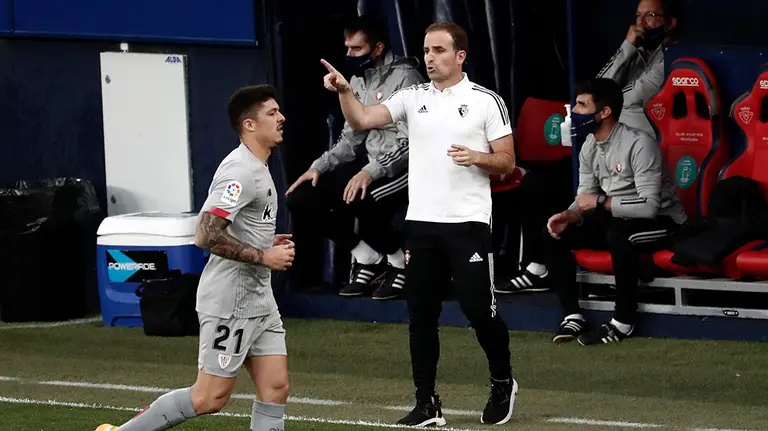 GRAF7190. PAMPLONA, 24/10/2020.- El entrenador de Osasuna Jagoba Arrasate durante el partido de la séptima jornada de Liga que Osasuna y Athletic Club juegan hoy sábado en el estadio de El Sadar, en Pamplona. EFE/Jesús Diges
