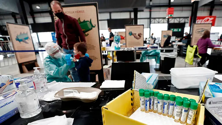 Una enfermera realiza una PCR en Refena. EFE/Jesús Diges
