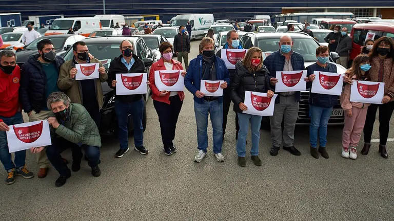 Concentración en coche convocada por la Asociación de Hostelería y Turismo de Navarra y la Asociación Navarra de Pequeña Empresa de Hostelería, en protesta por el cierre de los establecimientos de hostelería por las medidas contra el Covid-19 del Gobierno de Navarra. MIGUEL OSÉS