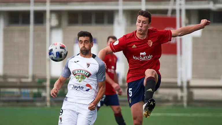 Osasuna Promesas se enfrenta al Tudelano en las instalaciones de Tajonar. MIGUEL OSÉS