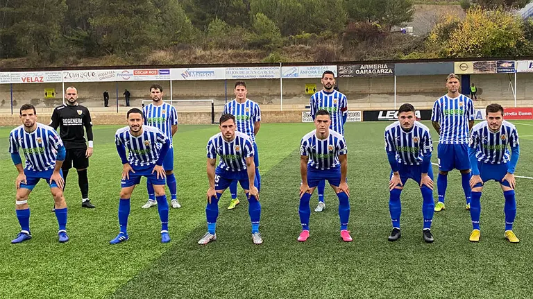 Equipo titular del equipo de Estella en el campo de Merkatondoa. @CD_Izarra