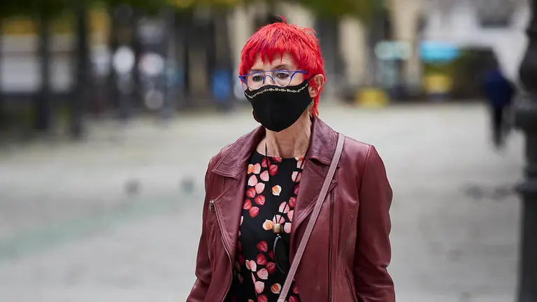 La consejera de Salud, Santos Induráin, a su llegada a un pleno en el Parlamento foral, en Pamplona, Navarra (España), a 22 de octubre de 2020. Hoy ha comenzado el confinamiento perimetral de toda la Comunidad y se ha decretado el cierre total de establecimientos de hostelería y restauración, con la excepción del servicio para llevar o recoger; el adelanto a las 21 horas del cierre de comercios y espacios de servicios y de ocio; así como la limitación a 6 personas de las reuniones en el ámbito público y privado. La orden foral que regula las nuevas limitaciones se mantiene en vigor al menos hasta las 24 horas del 4 de noviembre.
22 OCTUBRE 2020;CHIVITE;PARLAMENTO FORAL;NAVARRA
Eduardo Sanz / Europa Press
22/10/2020