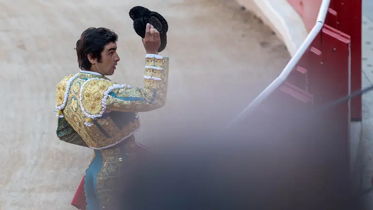 Miguel Ángel Perera brinda un toro durante una corrida de San Fermín en Pamplona en una imagen de archivo. IÑIGO ALZUGARAY