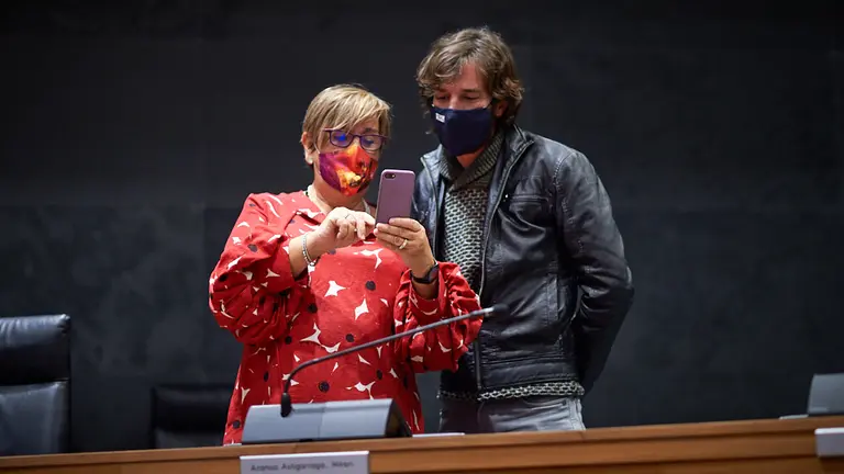 Los portavoces de IE y Podemos, Marisa de Simón y Mikel Buil, durante la mesa y junta de portavoces de este lunes. MIGUEL OSÉS