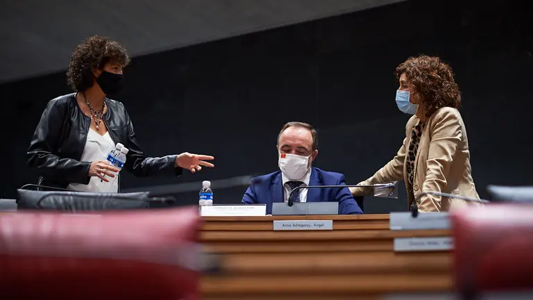 El portavoz de Navarra Suma, Javier Esparza, junto a la socialista Ainhoa Unzu (i) durante la mesa y junta de portavoces. MIGUEL OSÉS