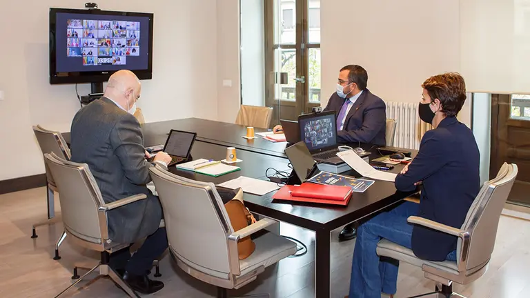 Chivite, junto con los vicepresidentes Remírez y Aierdi, en la Conferencia telemática de Presidentes Autonómicos con Pedro Sánchez - GOBIERNO DE NAVARRA