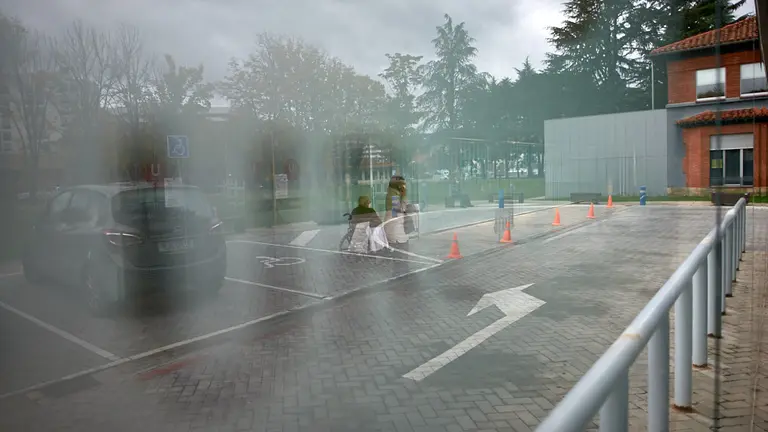 Dos personas esperan en la puerta de las urgencias del complejo hospitalario de Navarra durante la segunda ola de coronavirus en la Comunidad Foral. MIGUEL OSÉS