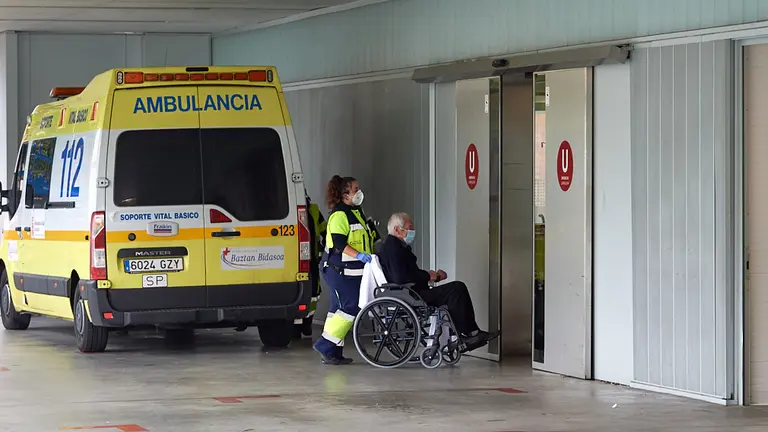 Personal sanitario traslada a una persona en silla de ruedas al interior de las urgencias del complejo hospitalario de Navarra durante la segunda ola del coronavirus en la Comunidad Foral. MIGUEL OSÉS