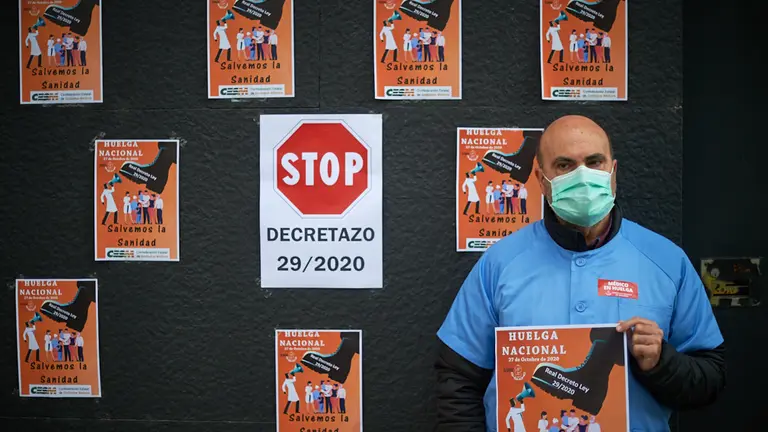 Acto de protesta convocado por el Sindicato Médico de Navarra en el marco de la huelga contra el Real Decreto Ley que permite contratar médicos extracomunitarios sin tener homologada su especialidad. MIGUEL OSÉS