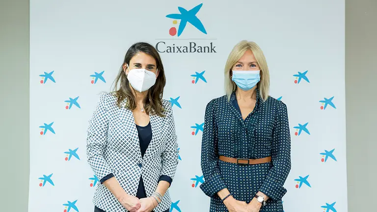 La Directora Territorial de la DT Ebro de CaixaBank, Isabel Moreno, junto a la galardonada María José Ballarín. CEDIDA