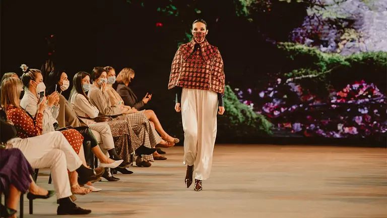 Una de las piezas de la colección 'Quinto Real', de la diseñadora navarra Desirée Arellano, en la pasarela de la semana de la moda de San Sebastián