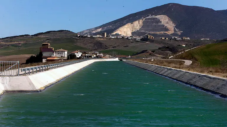 Una vista del Canal de Navarra desde la cantera de Alaiz. ARCHIVO