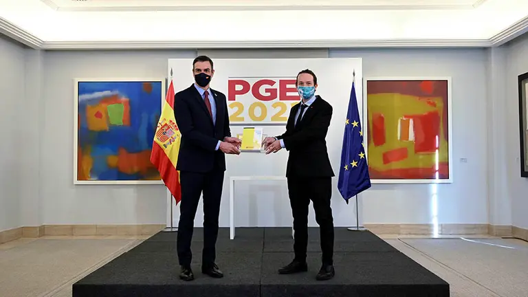El presidente del gobierno, Pedro Sánchez (i), y el vicepresidente segundo y ministro de Derechos Sociales y Agenda 2030, Pablo Iglesias, durante la presentación de las claves de los Presupuestos Generales del Estado (PGE) 2021 antes de la celebración del Consejo de Ministros, en la sala Tapies de Moncloa, en Madrid (España), a 27 de octubre de 2020.
27 OCTUBRE 2020;SANCHEZ;PABLO IGLESIAS;PRESUPUESTOS GENERALES DEL ESTADO
Moncloa
27/10/2020