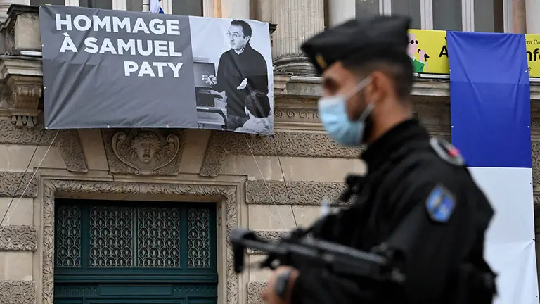 Un policía frances custodia una zona donde se ha celebrado un pequeño recuerdo por el profesor Samuel Paty. Pascal Guyot/AFP/dpa