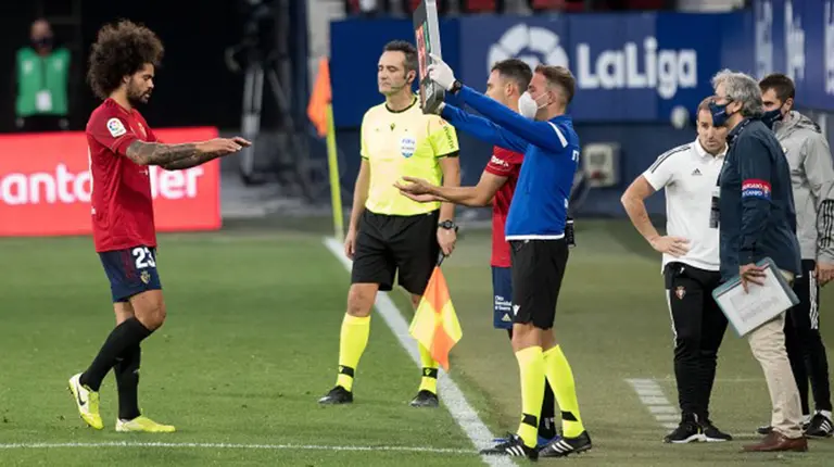 El defensa rojillo Aridane se retira lesionado en la rodilla ante el Athletci Club en El Sadar. CA Osasuna.