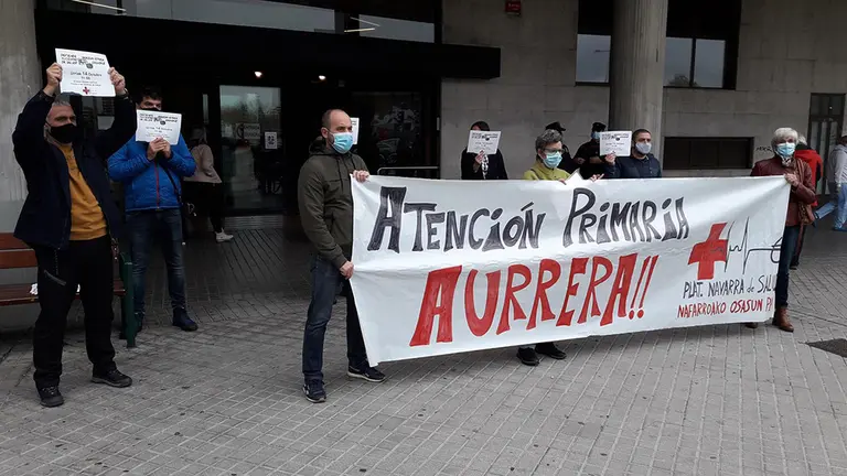 La Plataforma Navarra de Salud se concentra en Pamplona en defensa de la Atención Primaria. EUROPA PRESS