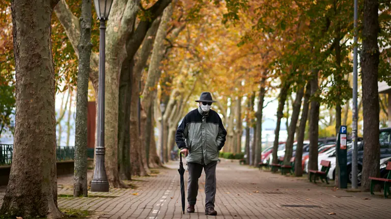 Varias personas pasean por el centro de Pamplona durante la segunda ola de coronavirus 2020. PABLO LASAOSA