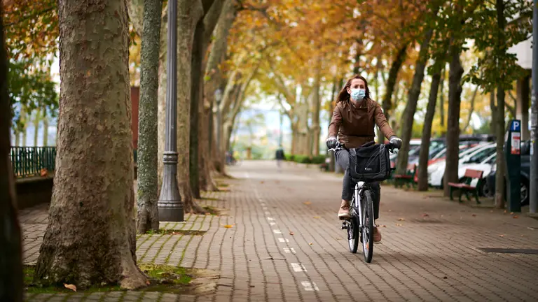 Varias personas pasean por el centro de Pamplona durante la segunda ola de coronavirus 2020. PABLO LASAOSA