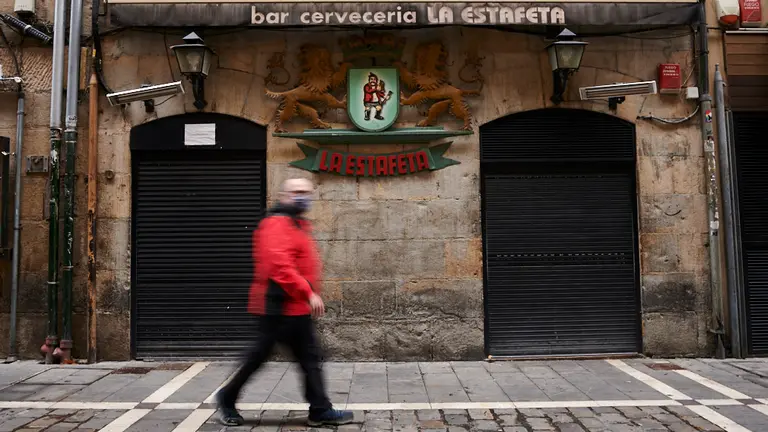 Varias personas pasean por el centro de Pamplona durante la segunda ola de coronavirus 2020. PABLO LASAOSA