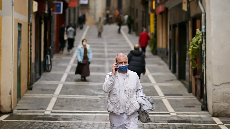 Varias personas pasean por el centro de Pamplona durante la segunda ola de coronavirus 2020. PABLO LASAOSA