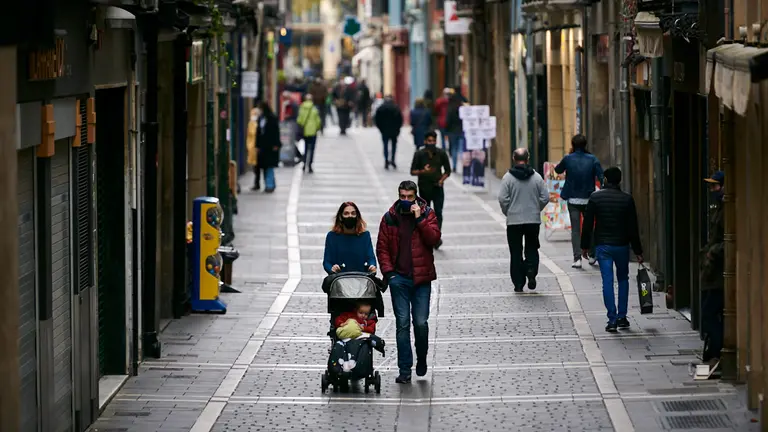 Varias personas pasean por el centro de Pamplona durante la segunda ola de coronavirus 2020. PABLO LASAOSA