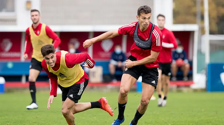 Los jugadores rojillos Nacho Vidal y Lucas Torró en Tajonar. CA Osasuna.