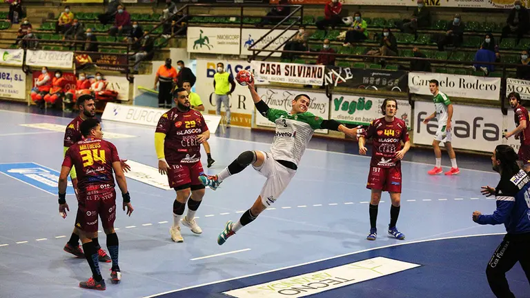 Antonio Bazán lanza desde el pivote en el partido Villa de Aranda - Anaitasuna. Facebook Villa de Aranda.
