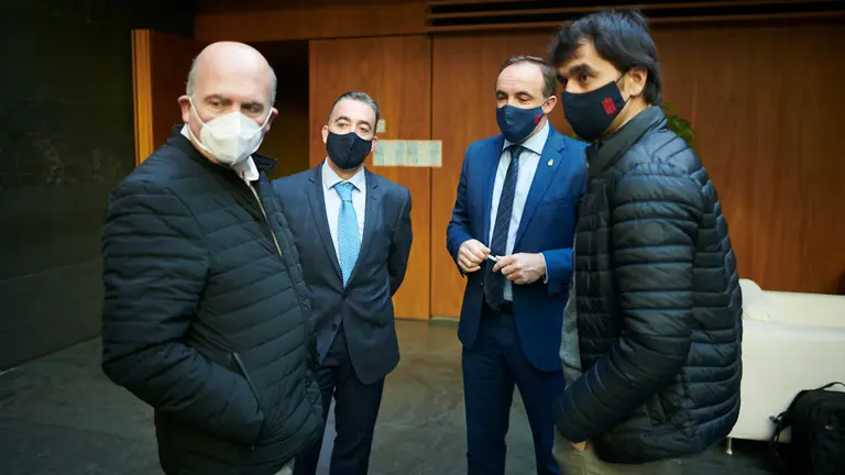 Parte de la bancada de Navarra Suma en el átrio del Parlamento. PABLO LASAOSA