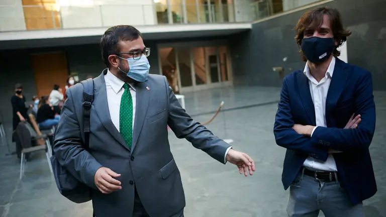 El vicepresidente Remírez(i) junto a Mikel Buil, de Podemos. PABLO LASAOSA
