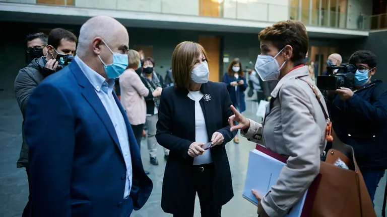 El consejero Aierdi(i) junto a Uxue Barkos(c) y María Chivite, presidenta del Gobierno de Navarra. PABLO LASAOSA