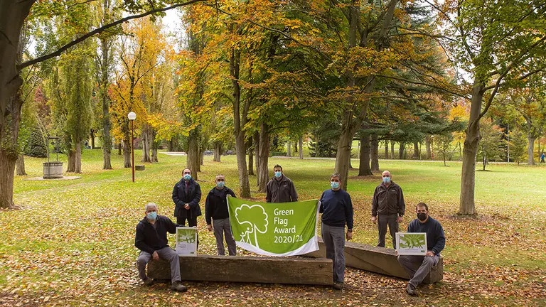 El servicio de jardinería del campus de la Universidad de Navarra posa con el reconocimiento. CEDIDA