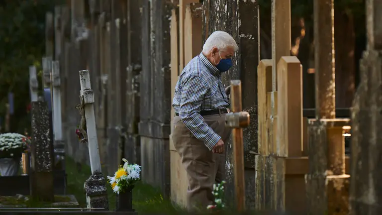 Cientos de personas acuden al cementerio de Pamplona días antes del 1 de noviembre por las restricciones debido al coronavirus. PABLO LASAOSA
