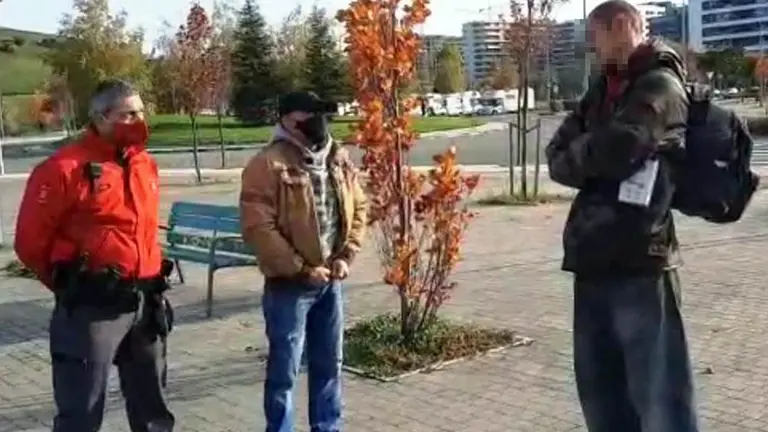 Un momento de la intervención de la Policía Foral con el hombre que se negó a llevar mascarilla en Pamplona. POLICÍA FORAL