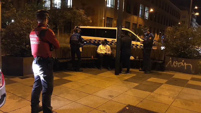 Miembros de la Policía Municipal de Pamplona y la Policía Foral denuncian a una persona en Pamplona por encontrarse en la calle sin autorización fuera del horario permitido. CEDIDA