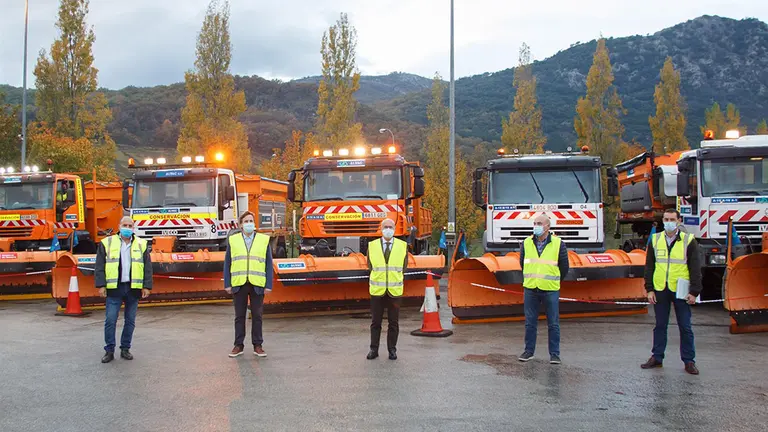 El consejero de Cohesión Territorial, Bernardo Ciriza (centro) visita en Irurtzun las labores de supervisión del operativo de vialidad invernal. GOBIERNO DE NAVARRA