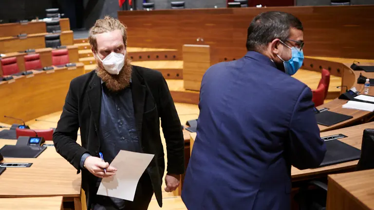 Maiorga Ramírez(i) junto a Javier Remírez, vicepresidente del Gobierno de Navarra. PABLO LASAOSA
