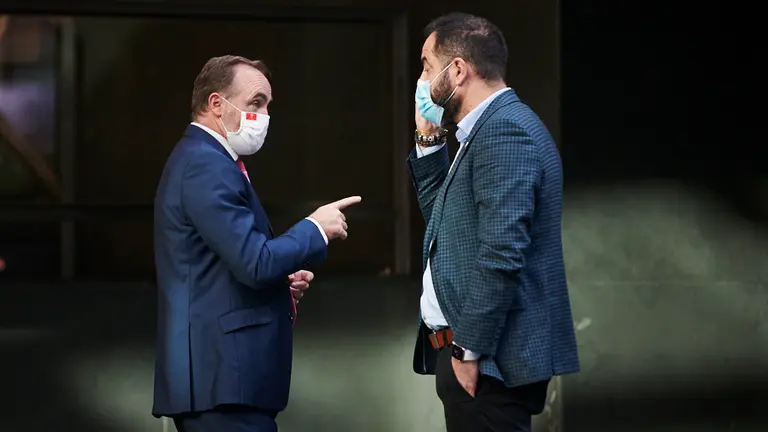 Javier Esparza(i) de Navarra Suma habla con el socialista Ramón Alzórriz durante el Debate de la Comunidad. PABLO LASAOSA