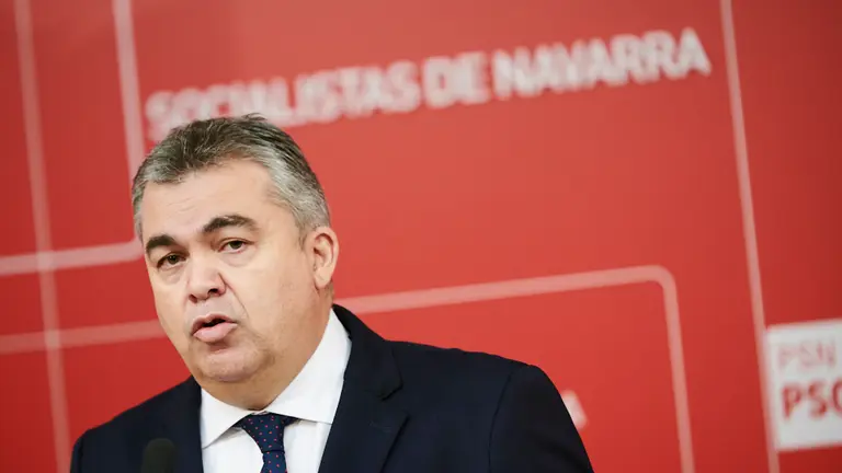 El diputado navarro y secretario de Coordinación Territorial, Santos Cerdán, analiza en rueda de prensa los Presupuestos Generales del Estado. PABLO LASAOSA