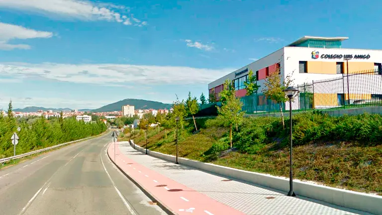 Vista del colegio Amigó y el carril bici que conecta con la UPNA