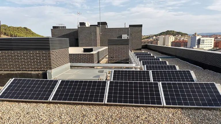 Instalación colacada para abastecer a dos portales de Tafalla, con un total de 45 vecinos. CEDIDA