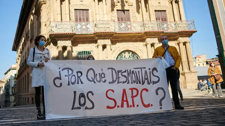 Personal profesional del Programa de Infancia y Familia del Ayuntamiento de Pamplona se concentra para valorar la decisión del gobierno de municipal de rescindir los ocho contratos para prestar los Servicios de Acción Preventiva Comunitaria. PABLO LASAOSA